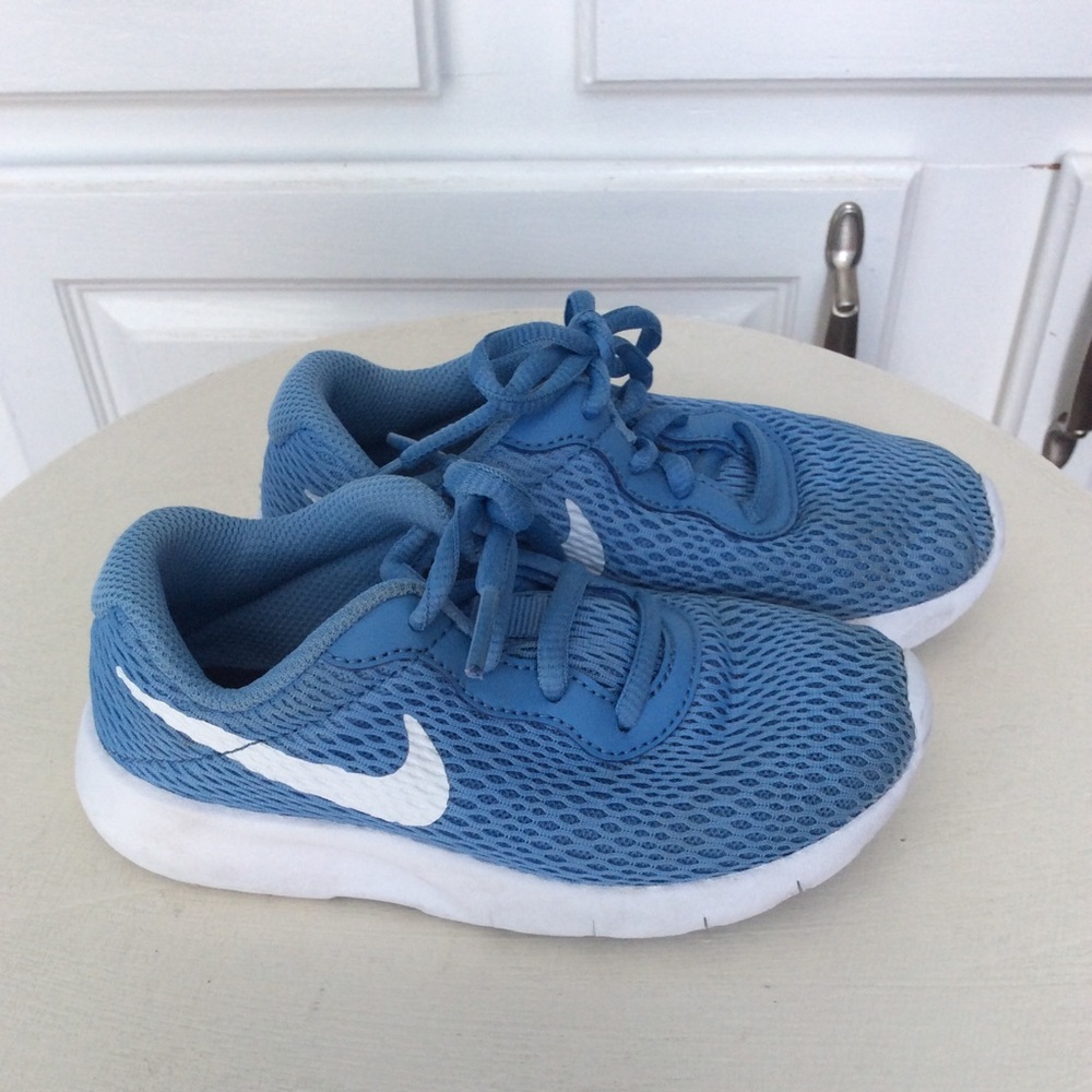 Girls Nike tennis shoes